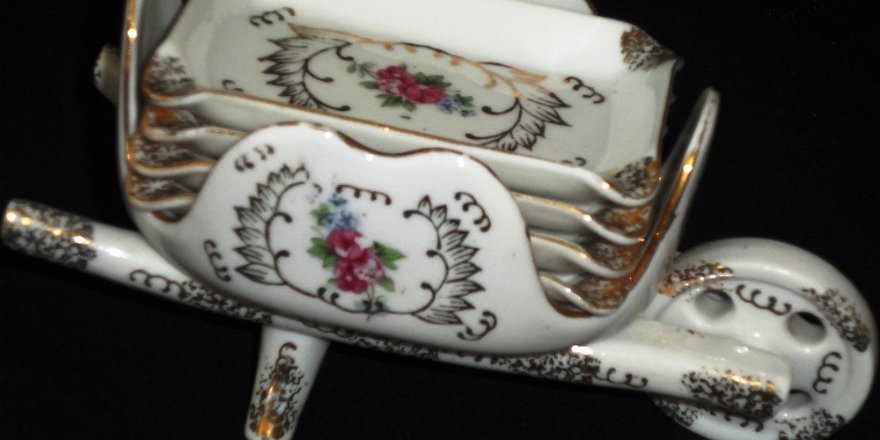 Chest - Cofre Ardalt a small carrier with three ash trays hand decorated with flowers, with a size of 6 inches long. Ardalt una carretilla con tres ceniceros con decoración a...